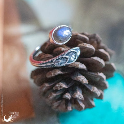 Bague "Plume" Labradorite ajustable, en Argent 925 - Précommande - Illustrations & Bijoux fantaisie ClairObscur Art