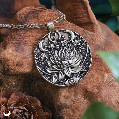 [Vente flash] Collier fantaisie "Le lotus & la Lune" - Illustrations & Bijoux fantaisie ClairObscur Art